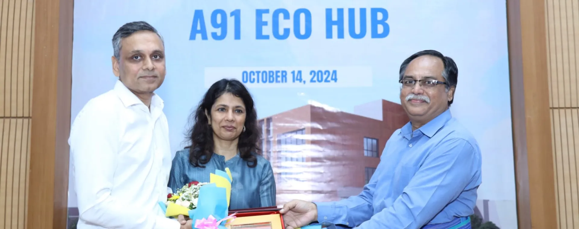 IIT Bombay Director Prof. Shireesh Kedare felicitating alumni Mr Abhay Pandey