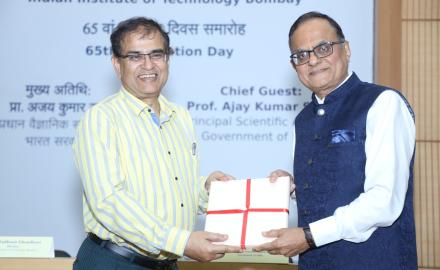 Prof. Subhasis Chaudhuri felicitate the Chief Guest