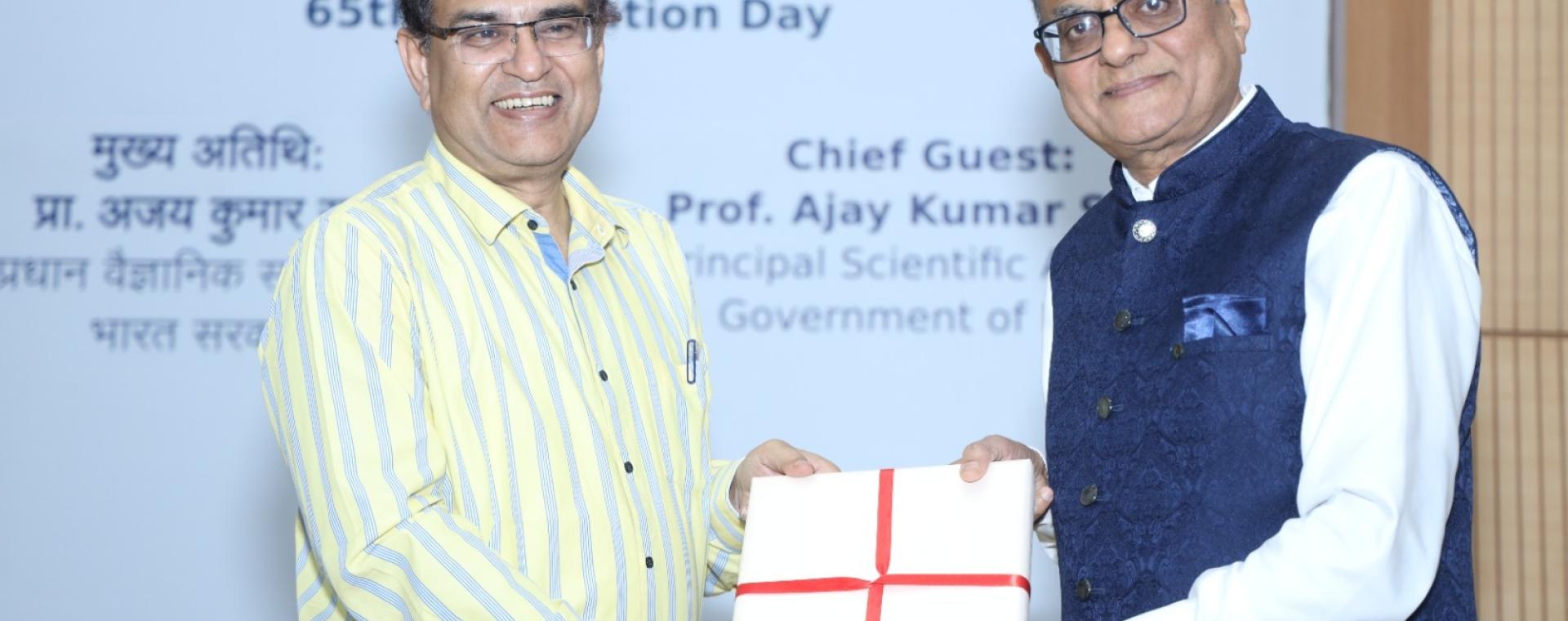 Prof. Subhasis Chaudhuri felicitate the Chief Guest