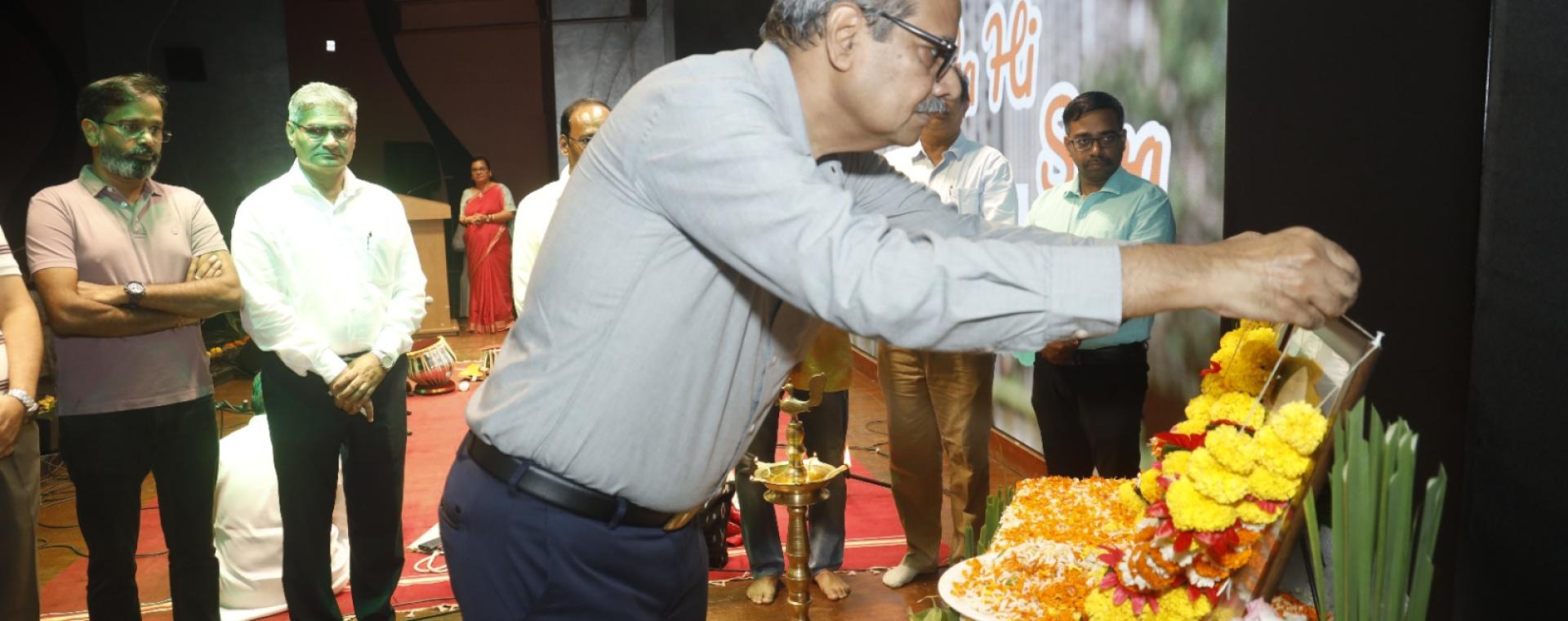 IIT Bombay Deputy Director Prof. KVK Rao paying tribute to Mahatma Gandhi and Lal Bahadur Shastri on their birth anniversaries Swachhata Pakhwada 2024