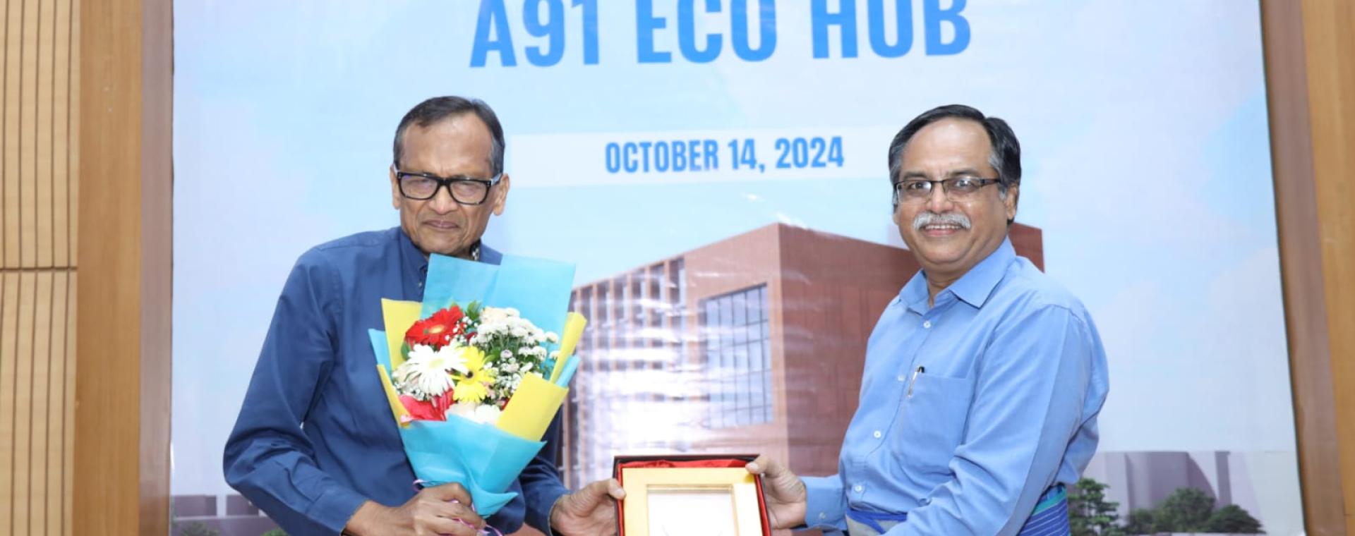 IIT Bombay Director Prof. Shireesh Kedare felicitating alumni Mr Sudarshan Kumar Saraf