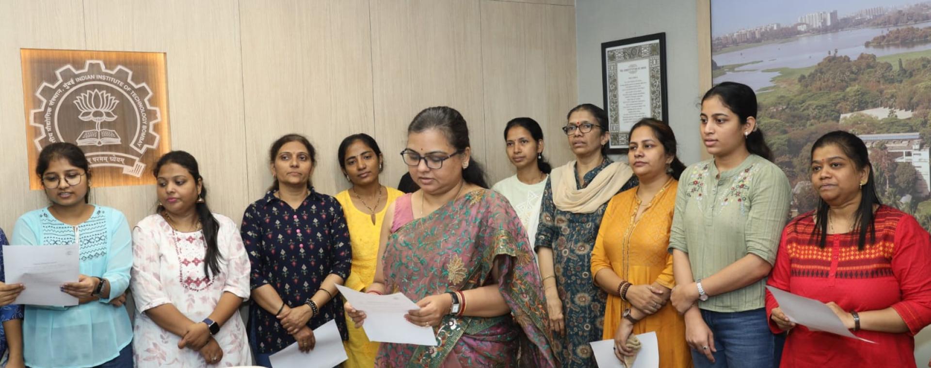 Ms. Falguni Banerjee Naha, Public Relations Officer, IIT Bombay, administering the pledge in English