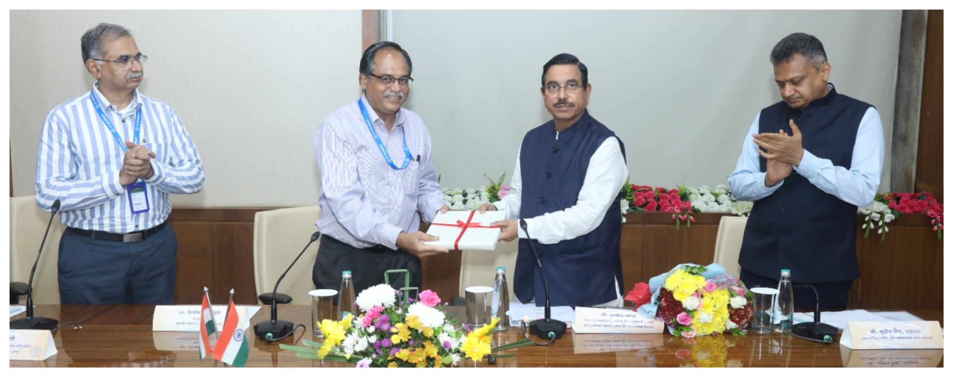 Union Minister Shri Pralhad Joshi Visits IIT Bombay
