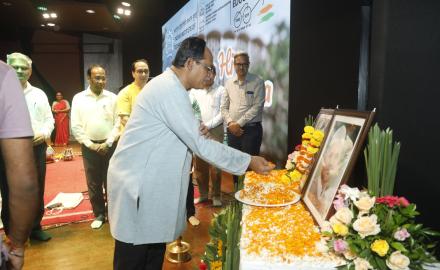 IIT Bombay Director Prof. Shireesh Kedare paying tribute to Mahatma Gandhi and Lal Bahadur Shastri on their birth anniversaries, Swachhata Pakhwada 2024