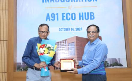 IIT Bombay Director Prof. Shireesh Kedare felicitating alumni Mr Sudarshan Kumar Saraf